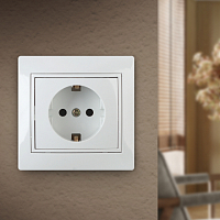 Розетка 1-м СП Plano 1-206-01 16А IP20 250В 2P+E Schuko защ. шторки бел. Intro Б0053923